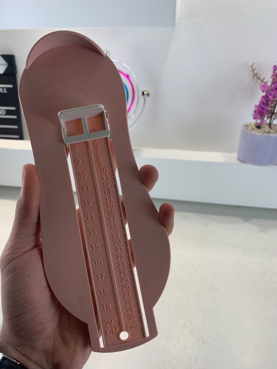 Règle de mesure de la taille des chaussures pour enfants – أداة قياس القدم للأطفال