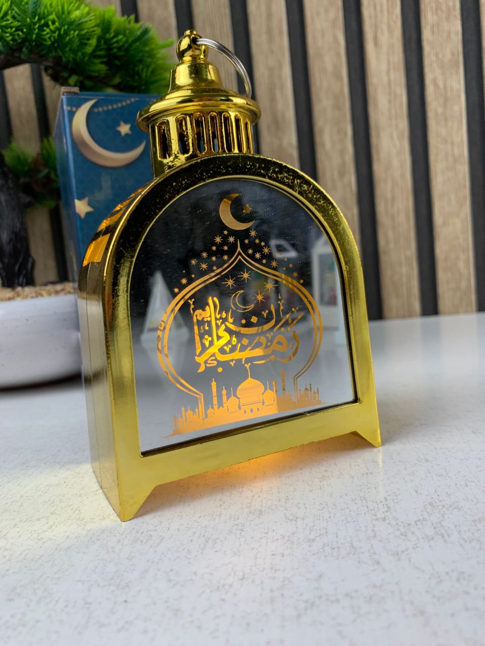 Lanterne de Ramadan Dorée LED Design Traditionnel avec Silhouette – فانوس مضيء لشهر رمضان
