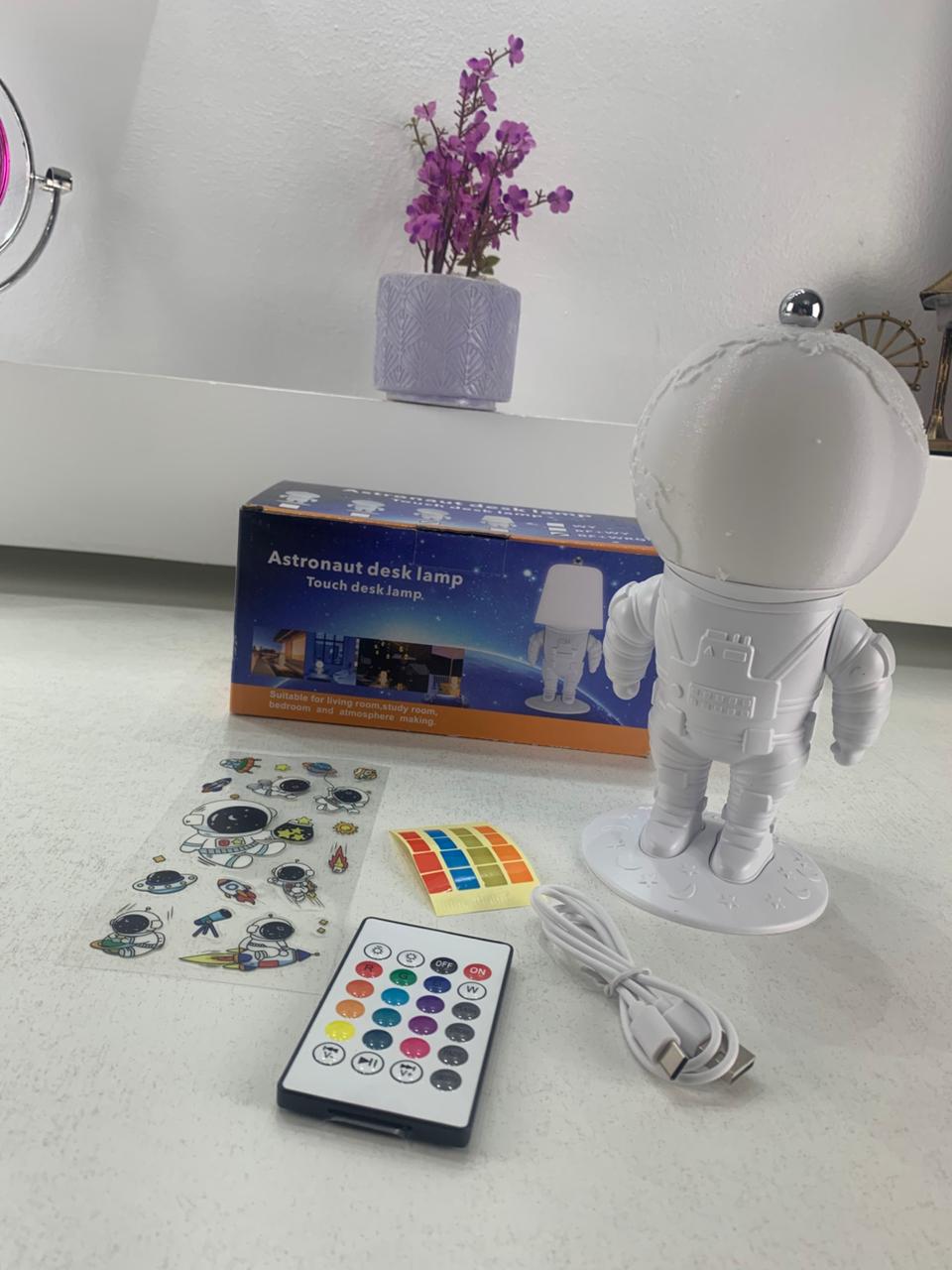 Lampe Astronaute lunaire avec télécommande et LED 16 couleurs – مصباح رجل الفضاء
