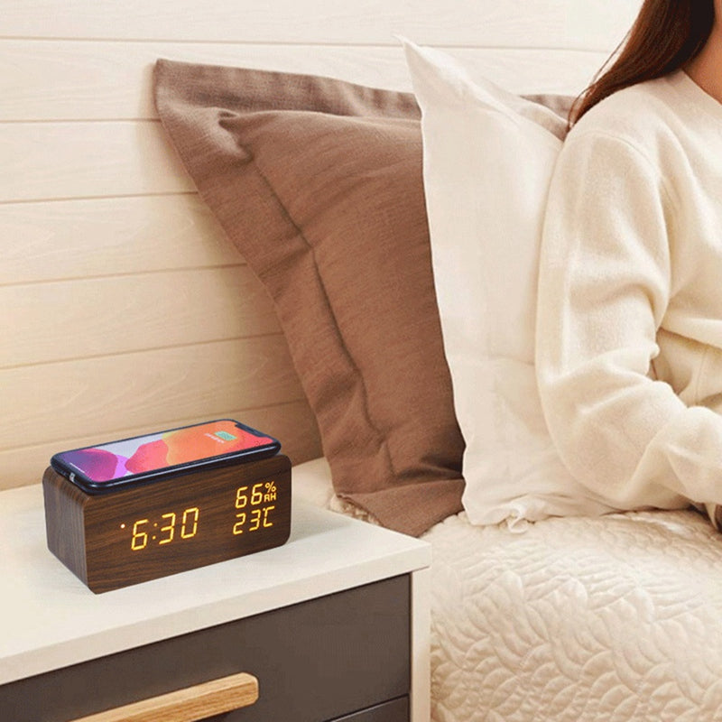 Réveil numérique de bureau en bois avec socle de charge sans fil Qi