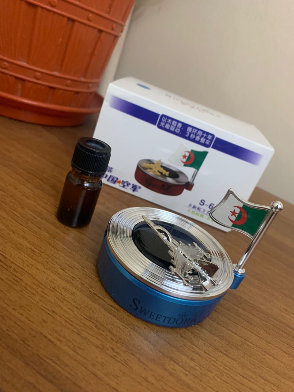 Diffuseur d’aromathérapie solaire rotatif avec drapeau