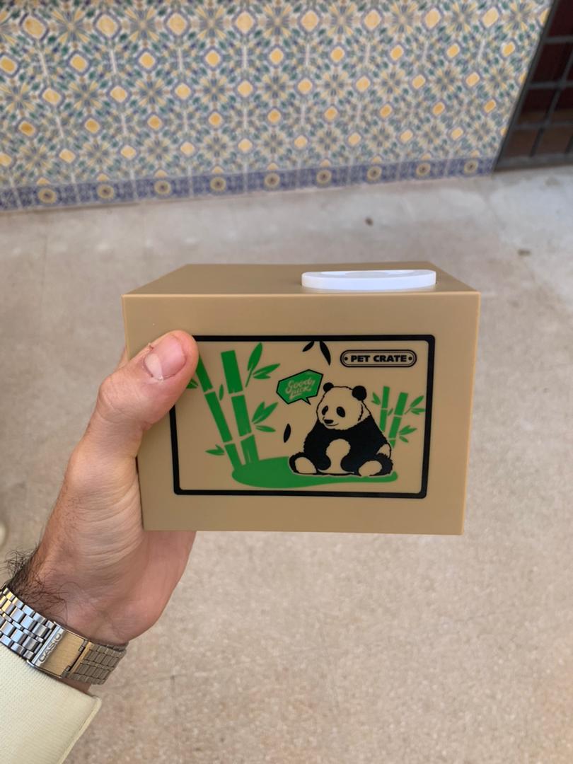 Tirelire automatique avec un mignon petit panda à l’intérieur
