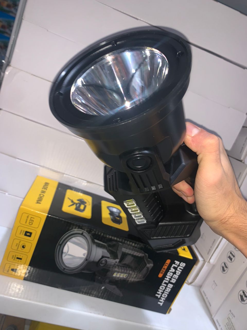 Lampe Torche LED rechargeable 6000 lumens super lumineuse 4 modes IPX5 étanche