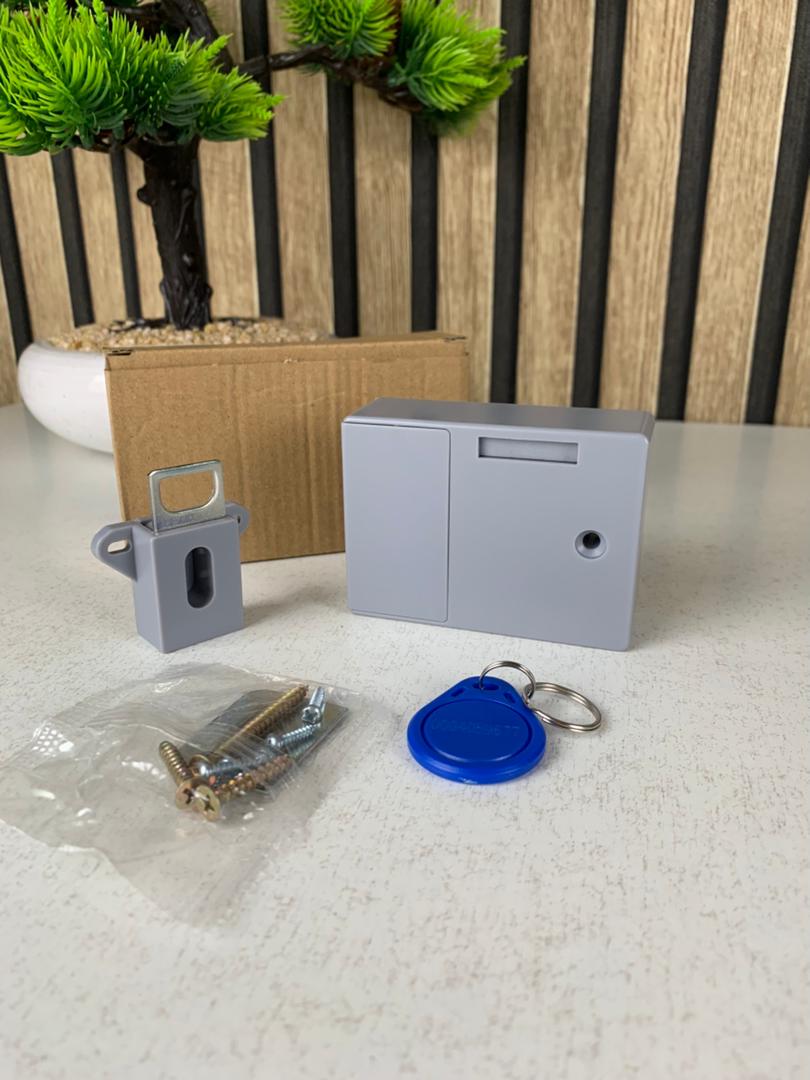 Serrure électronique d’armoire avec carte de déverrouillage – قفل درج ذكي مع بطاقة فتح