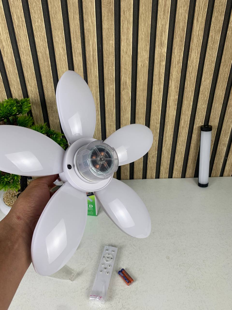 Ventilateur de Plafond Lumineux à Douille avec Télécommande - مروحة السقف الذكية 2 في 1 مع إضاءة قوية بقاعدة