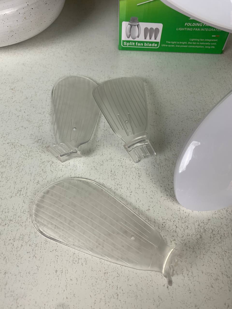 Ventilateur de Plafond Lumineux à Douille avec Télécommande - مروحة السقف الذكية 2 في 1 مع إضاءة قوية بقاعدة