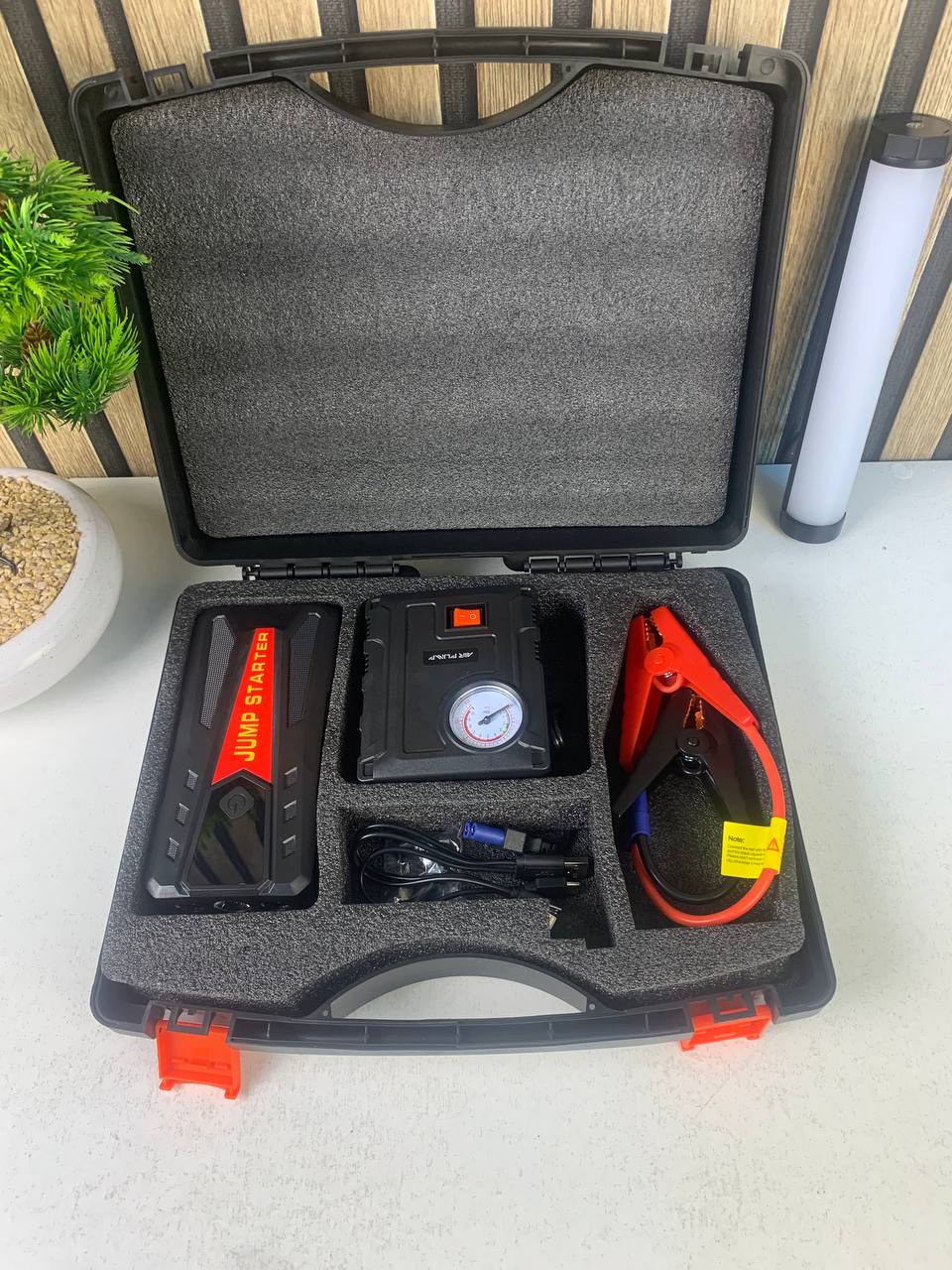 Jump Starter et Compresseur d'Air 2-en-1 pour Voitures - حقيبة جهاز تشغيل السيارة ومنفاخ هواء متكامل