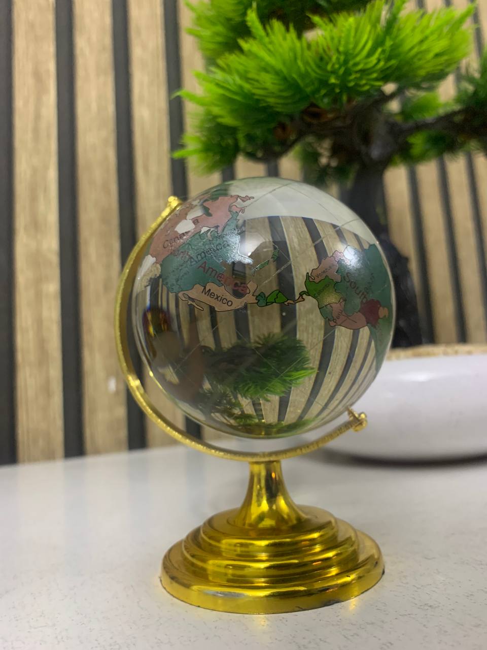 Globe en cristal décoratif rotatif parfait pour un bureau - كرة كريستالية بخريطة العالم