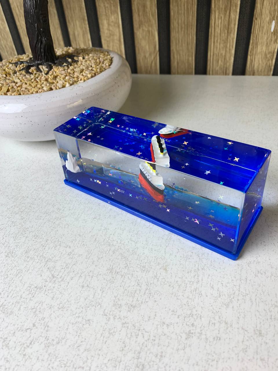 Décoration en forme de bateau de croisière insubmersible V2 - زينة على شكل سفينة سياحية لا تغرق