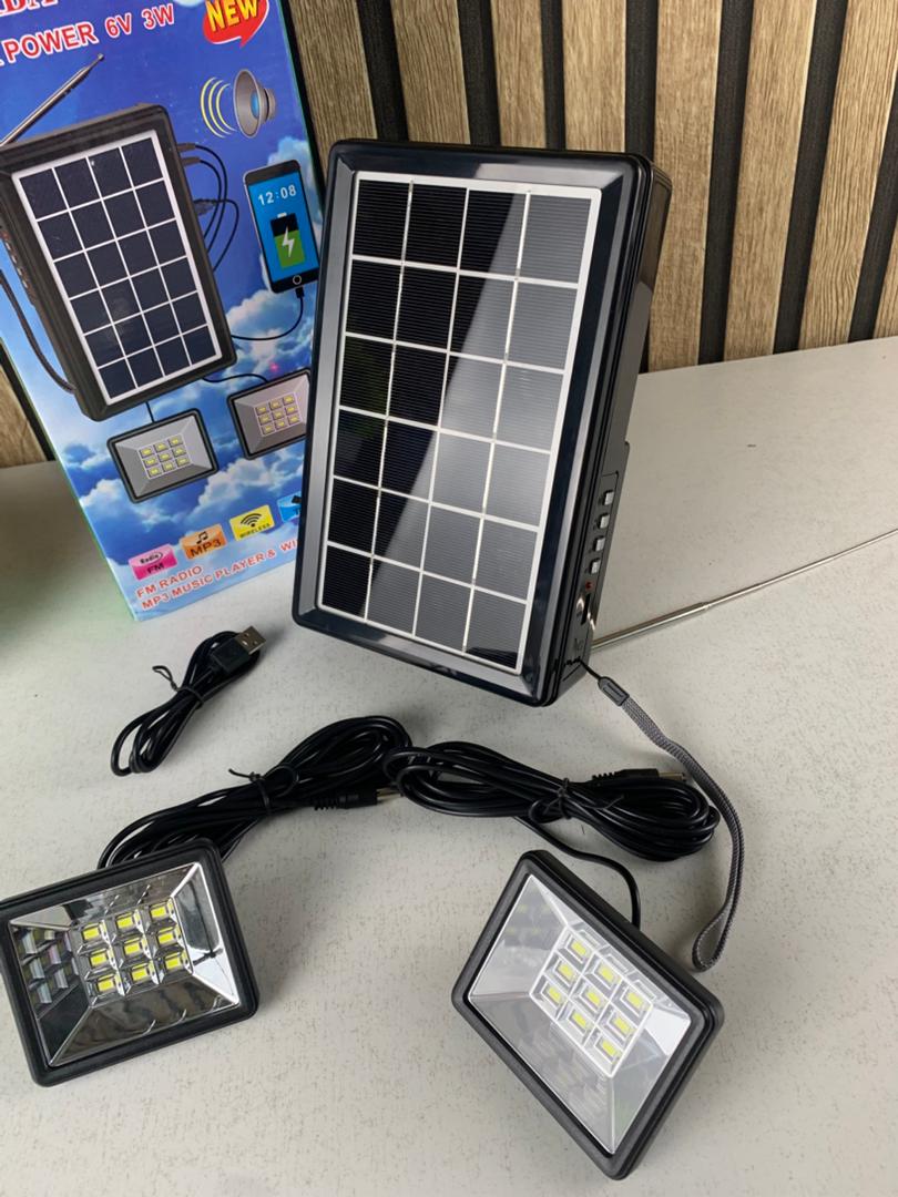 Kit d’Éclairage Solaire avec Haut Parleur et Deux Lampes XB-2321BT – طقم إنارة بالطاقة الشمسية