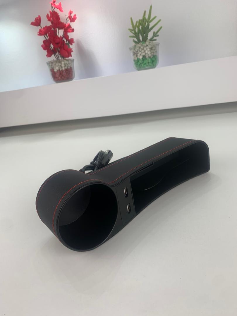Organisateur Latéral de Console avec Chargeur USB et Porte-Gobelet – منظم جانبي لسيارة مع شاحن USB وحامل أكواب