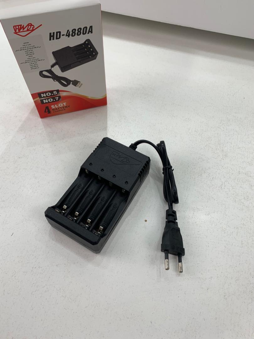 Chargeur de batterie pour piles AAA/AAA 1.2 V – شاحن بطاريات