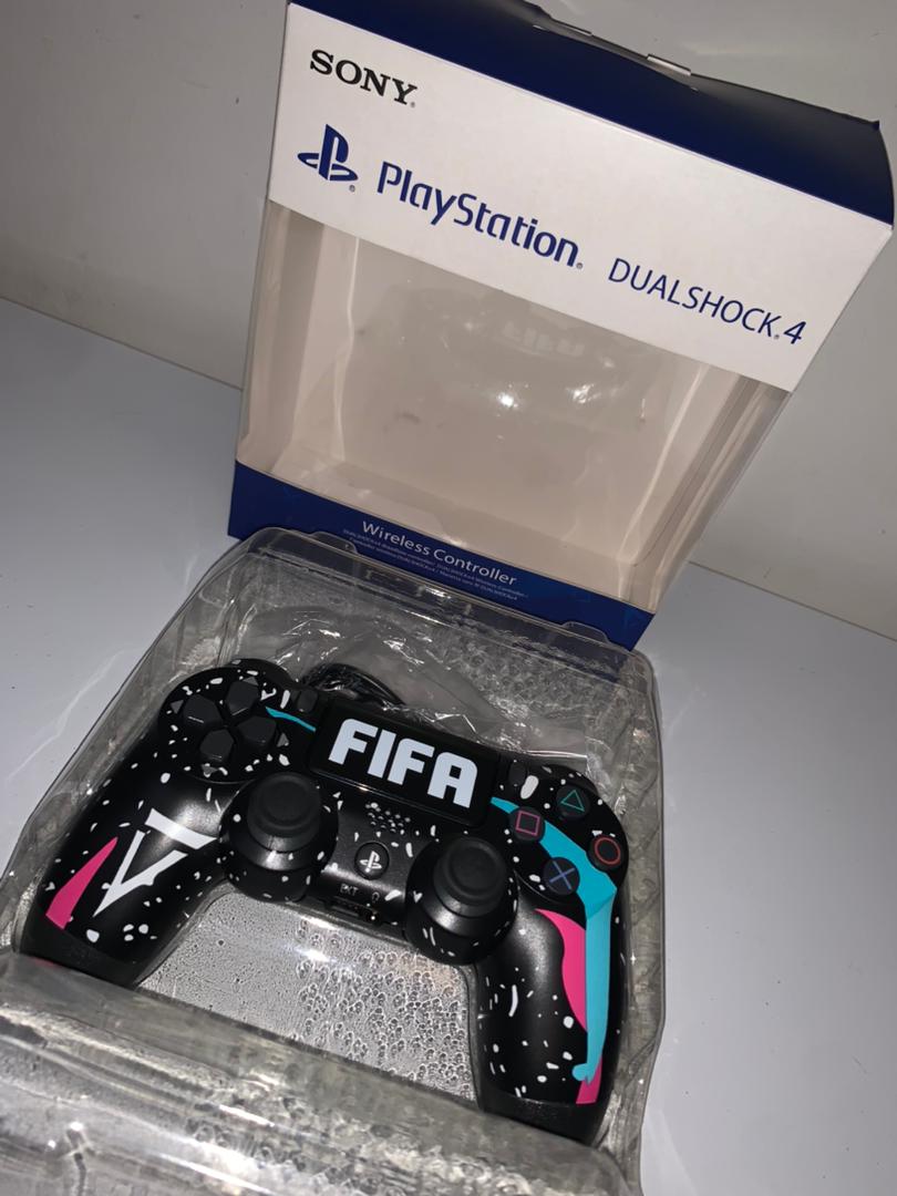 SONY DualShock Manette PS4 Sans Fil, Batterie Rechargeable (High Copy) – Edition FIFA