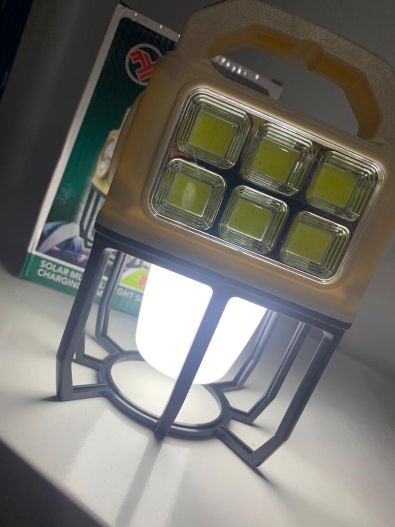 Lampe de camping à énergie solaire à 3 modes – مصباح يدوي للتخييم ب 3 أوضاع يعمل بالطاقة الشمسية