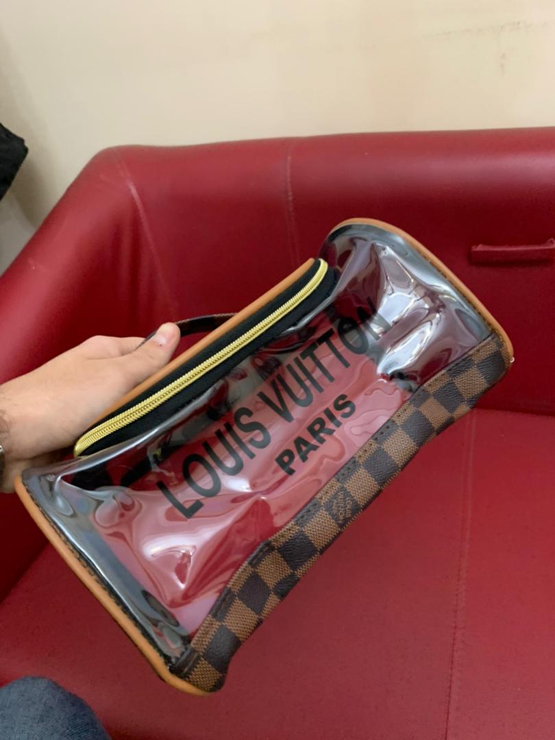 Pochette de Bain pour Produits Cosmétiques LV Unisexe – حقيبة أغراض الحمام