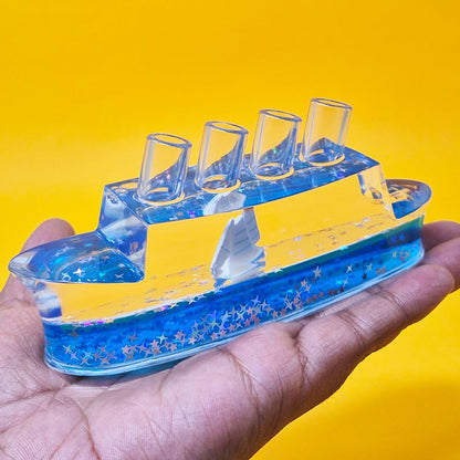 Décoration en forme de bateau de croisière insubmersible - زينة على شكل سفينة سياحية لا تغرق