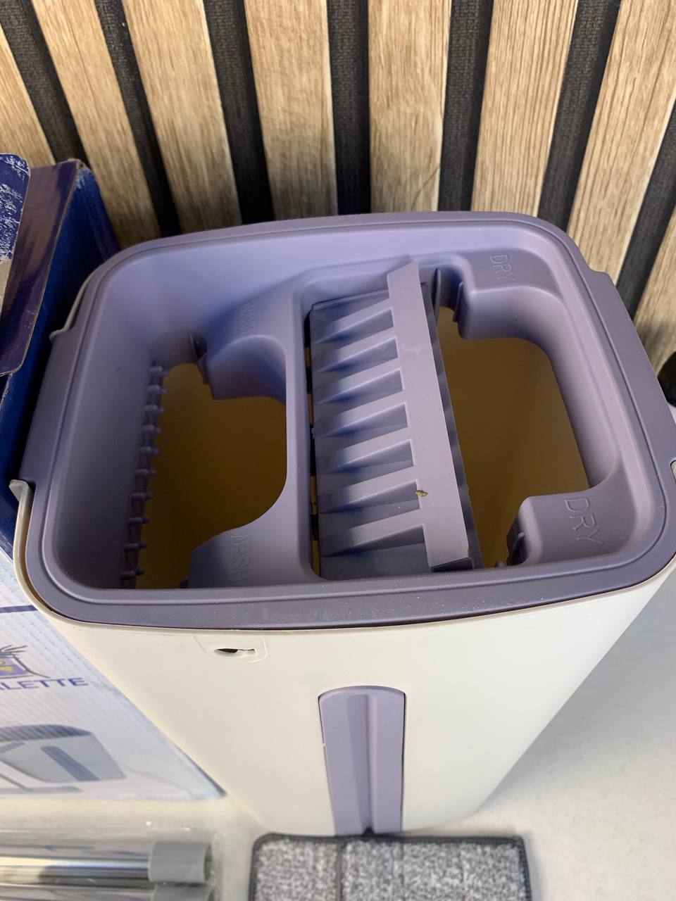 Balai-serpillère plat avec seau à deux compartiments et lingettes en microfibre - ممسحة مايكروفيبر مع دلو بغرفتين للفصل بين الماء النظيف