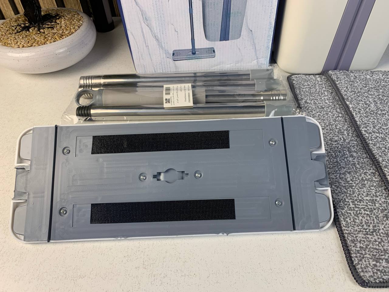 Balai-serpillère plat avec seau à deux compartiments et lingettes en microfibre - ممسحة مايكروفيبر مع دلو بغرفتين للفصل بين الماء النظيف